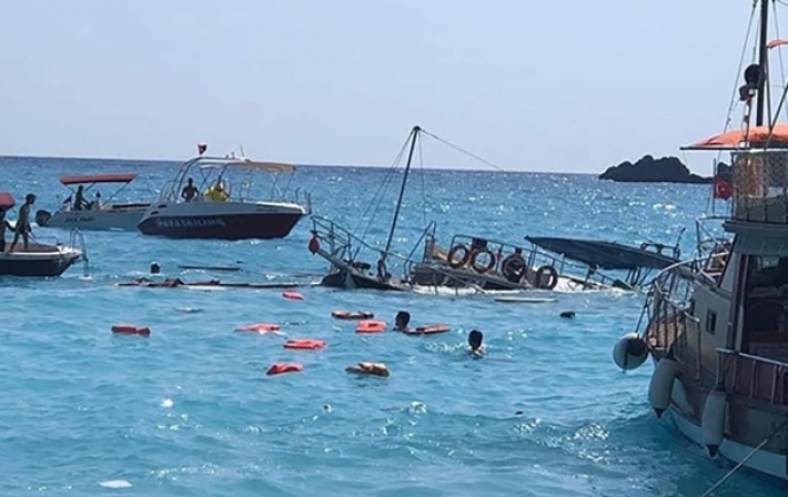 На турецком курорте затонул катер с туристами (видео)