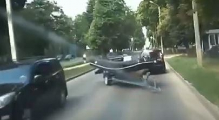 Курьезное ДТП в Харькове: катер протаранил машину, видео