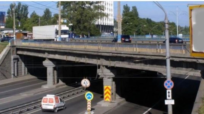 В Киеве бетонная глыба с Берестейского моста рухнула на авто: причина ЧП и рассказ очевидца. Видео