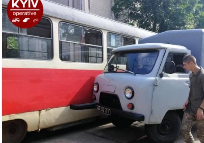 Дрифт в Киеве: военный грузовик протаранил трамвай, фото