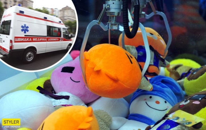 Отбросило на асфальт: в Тернополе девочку ударил током автомат с игрушками