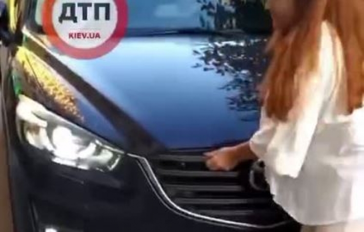 В Киеве авто наехало на женщину на тротуаре - реакция полиции оказалась неожиданной: видео
