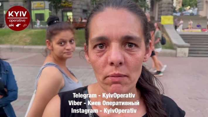 Вышли на охоту: в Киеве заметили группу опытных воровок, видео