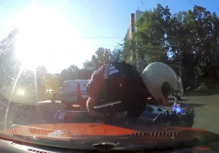 В Киеве нетрезвый мотоциклист совершил ДТП и устроил драку с "жертвой": момент попал на видео