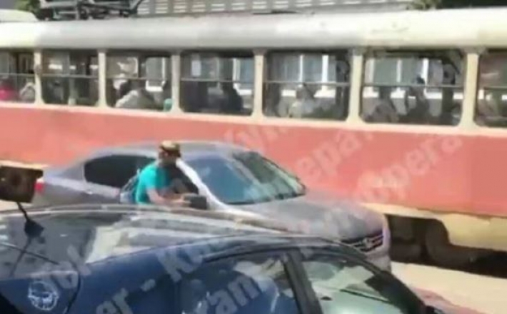 В Киеве пассажир трамвая отомстил автомобилю (видео)