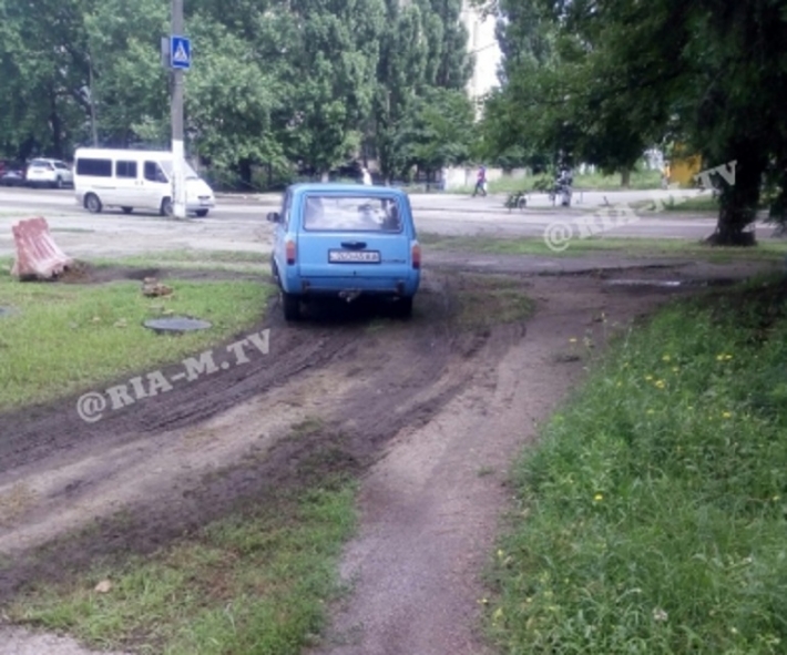 В Мелитополе водители устроили себе объезд по пешеходной зоне (фото)