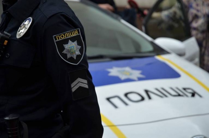 Под Киевом неадекват прыгнул на авто полиции (видео)