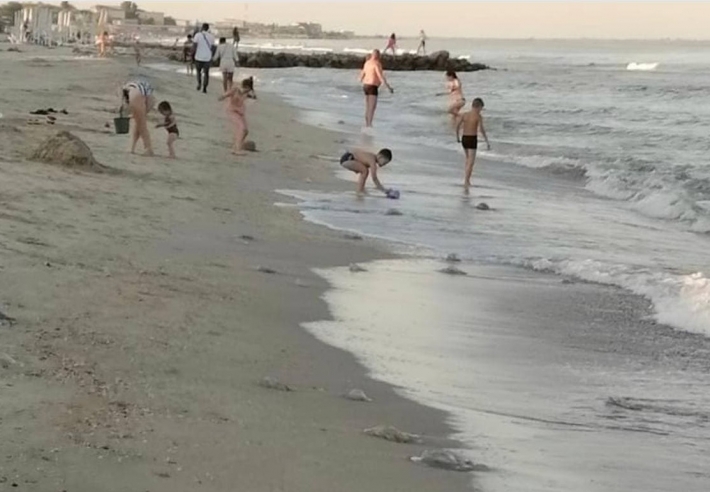 Детвора в Кирилловке придумала новое развлечение на пляже (фото, видео)