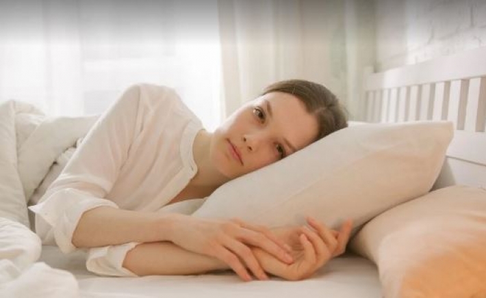 Эта привычка, связанная с подушкой, незаметно вредит вашему здоровью