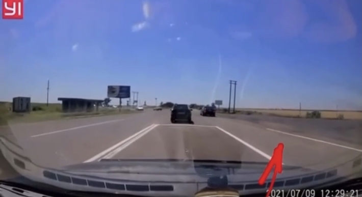 По дороге в Кирилловку водитель Мерседеса демонстрировал автохамство