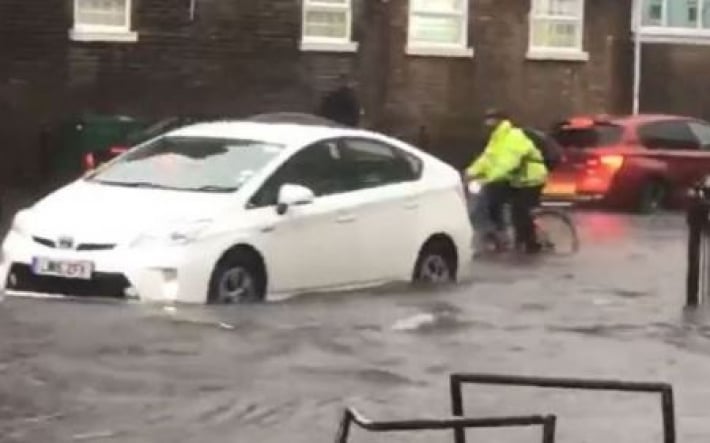 Наводнение в Лондоне вызвало хаос на дорогах — видео