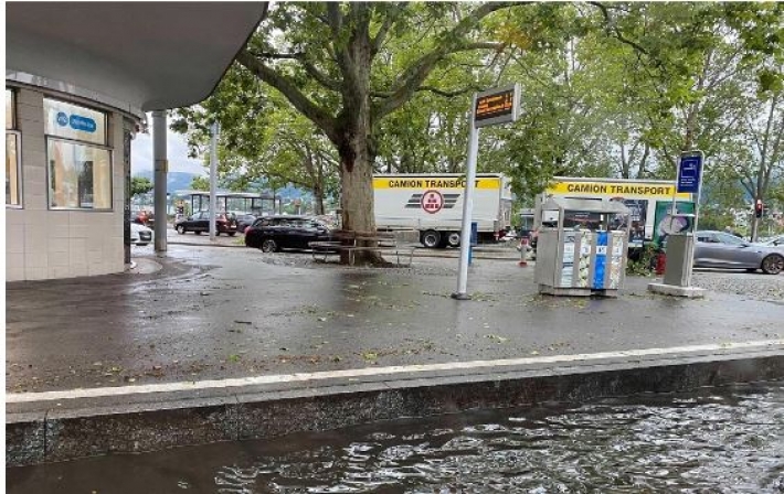 На крупнейший город Швейцарии обрушился ураган: ломал огромные деревья и вызвал наводнение, фото