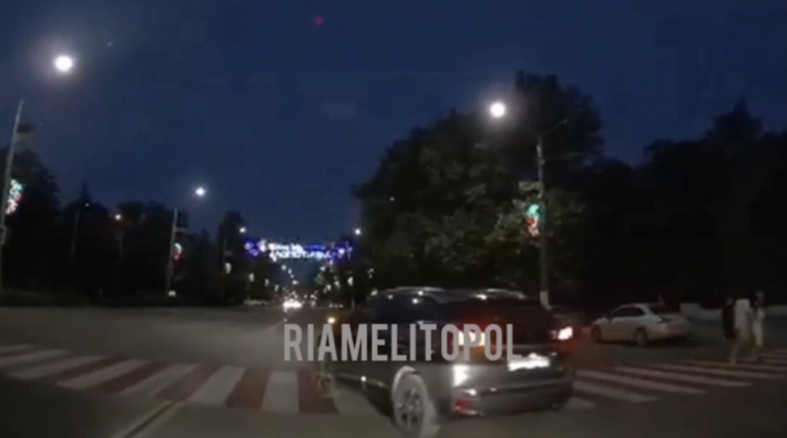В Мелитополе водитель иномарки едва не спровоцировал ДТП (видео)