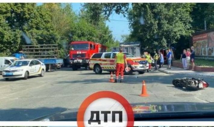Под Киевом женщину на мотороллере "впечатало" в грузовик: фото и видео смертельного ДТП