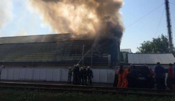 Под Киевом вспыхнул масштабный пожар на предприятии: фото и видео