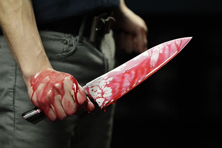 В Запорожье мужчина изрезал себя ножом