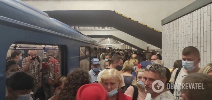 В метро Киева человек погиб под колесами поезда (Фото)