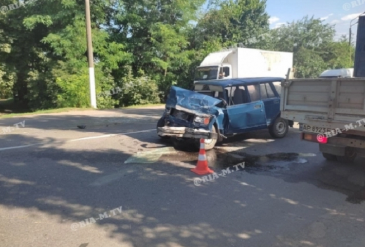 В жуткой аварии в Мелитополе пострадали двое (фото, видео)