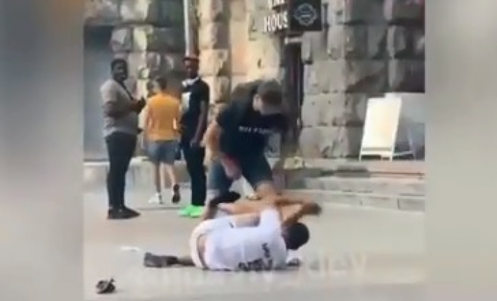 В центре Киева неадекват показывал "хозяйство", но был избит прохожим: видео