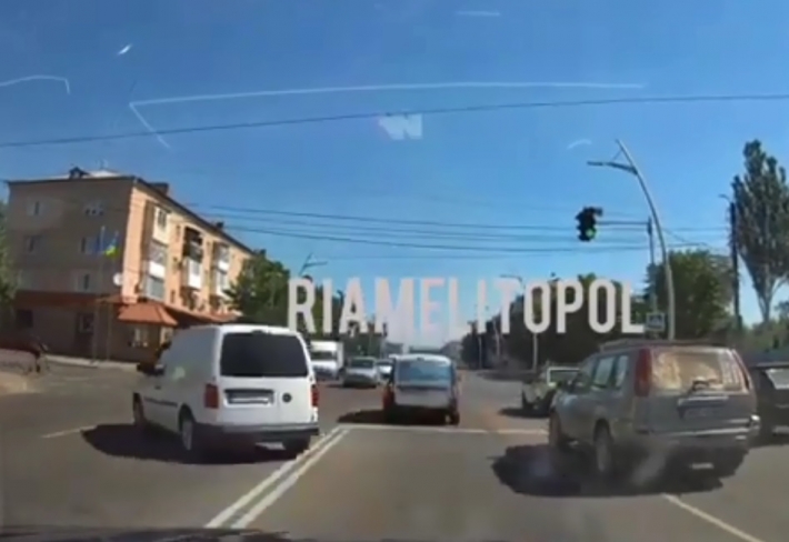 В центре Мелитополя "камикадзе" шокировал опасным маневром (видео)