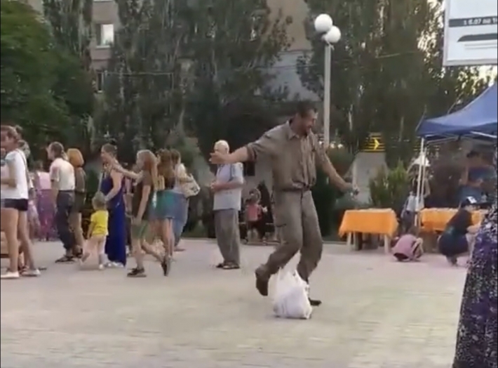 На фестивале красок в Мелитополе мужчина удивлял странными танцами
