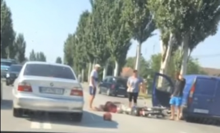 В Мелитополе сбили скутериста, пострадавший лежит на проезжей части без сознания (видео)
