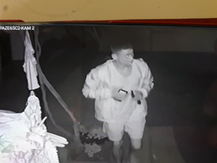 В Кирилловке вор, обчистивший номер на базе отдыха, попал на камеру наблюдения (фото)