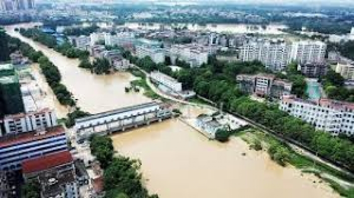 ​В Китае прорвало плотину - целый город ушел под воду: видео масштабного наводнения