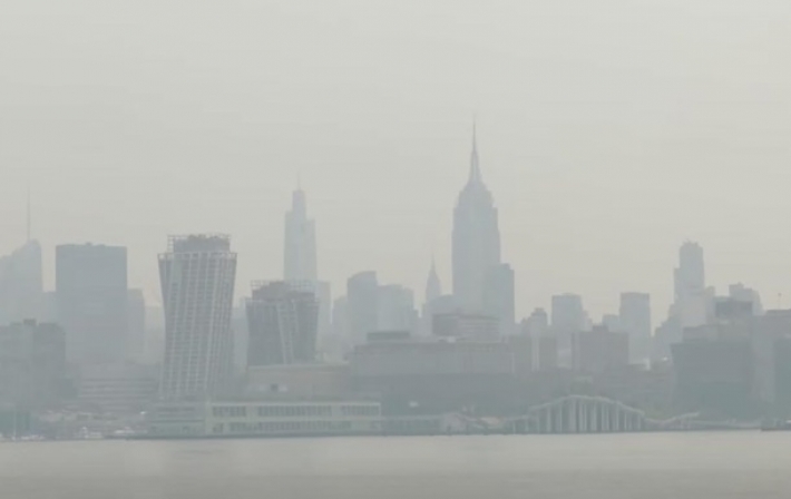 Нью-Йорк окутал густой дым из-за лесных пожаров (видео)