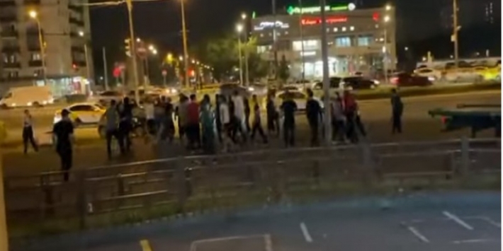 В центре Киева произошло массовое побоище с участием иностранцев: видео