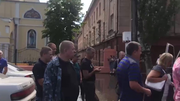 В Одессе "бизнесмены" возят людей по затонувшим улицам за 100 гривен: видео