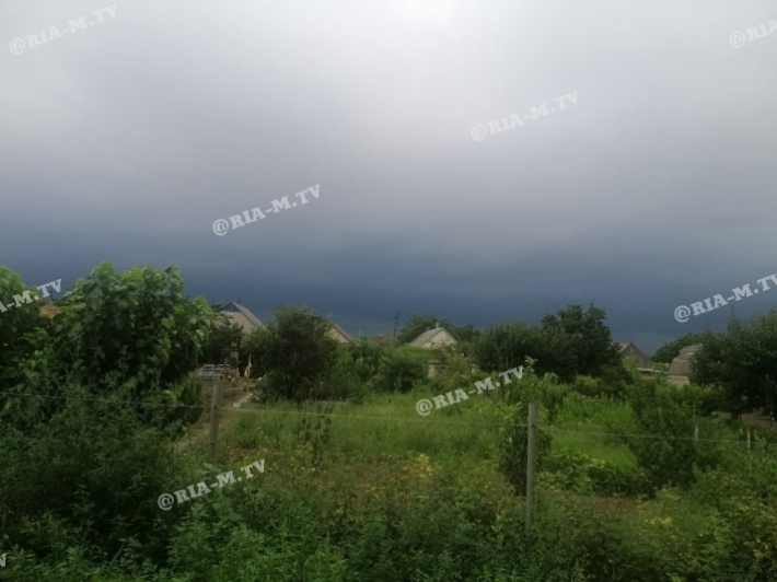 В Мелитополе потемнело небо - в ближайший час ожидается ураган с ливнем и грозой (фото)