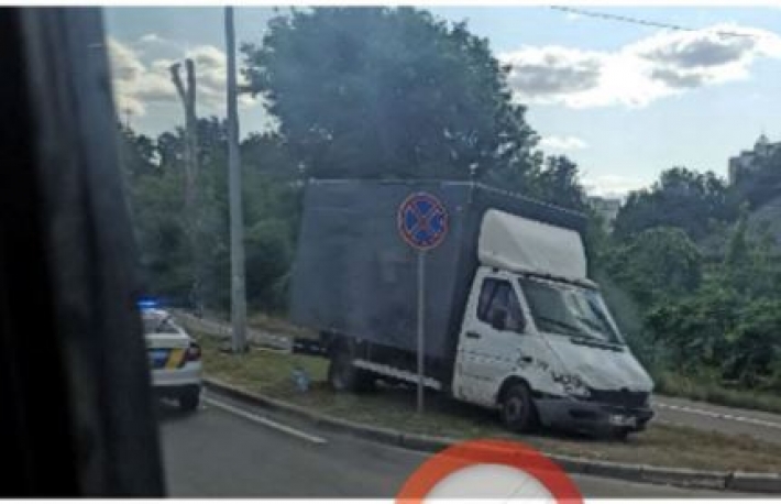 Под Киевом грузовик протаранил скутер: есть жертвы