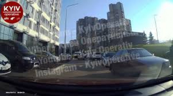 Забыла закрыть двери: в Киеве произошло необычное ДТП с женщиной-водителем, видео