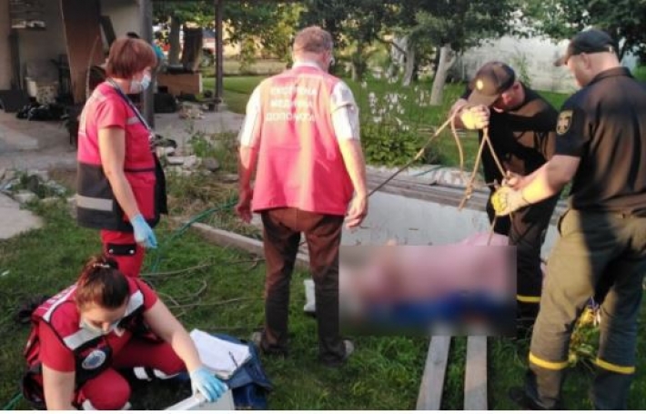 Под Киевом пожилая женщина упала в пустой бассейн - пришлось вызывать спасателей: фото