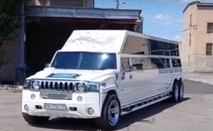 Hummer с днепропетровскими номерами удивлял жителей Мелитополя (видео)