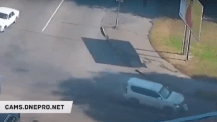 Под Днепром автомобиль Toyota насмерть сбил пешехода: видео момента ДТП