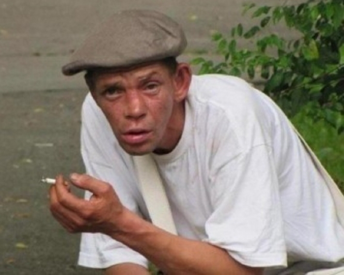В Мелитополе агрессивный мужчина едва не избил женщину за просьбу не курить на остановке (видео)