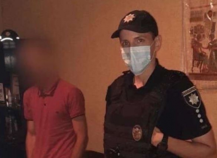 В Кривом Роге домушник прятался от полиции под кроватью: фото