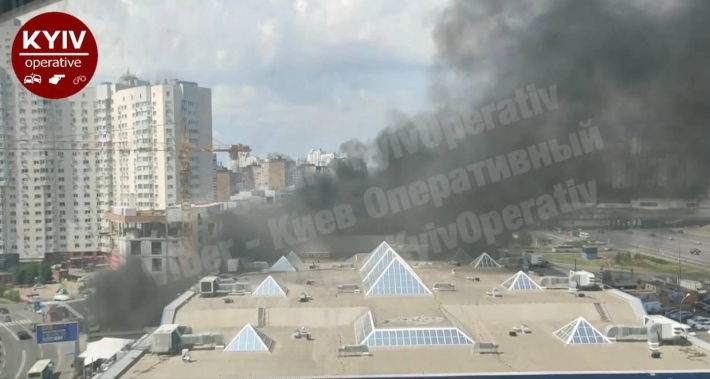 В Киеве вспыхнул сильный пожар в ТЦ - людей эвакуировали: видео