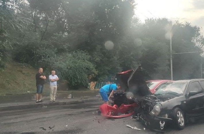 В Запорожье произошло жуткое ДТП - в лоб столкнулись Geely и Mazda