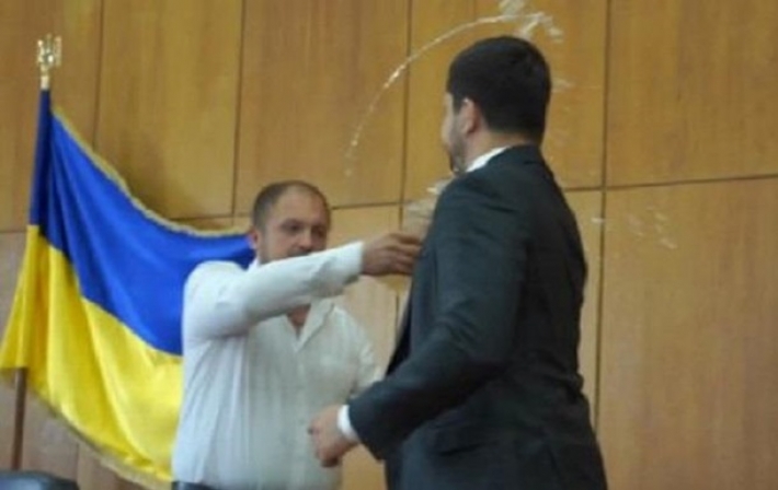 Мэр Конотопа на сессии облил нардепа водой (видео)