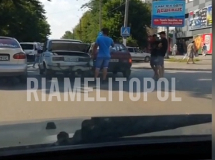 В Мелитополе на пешеходном переходе столкнулись сразу три ВАЗа (видео)