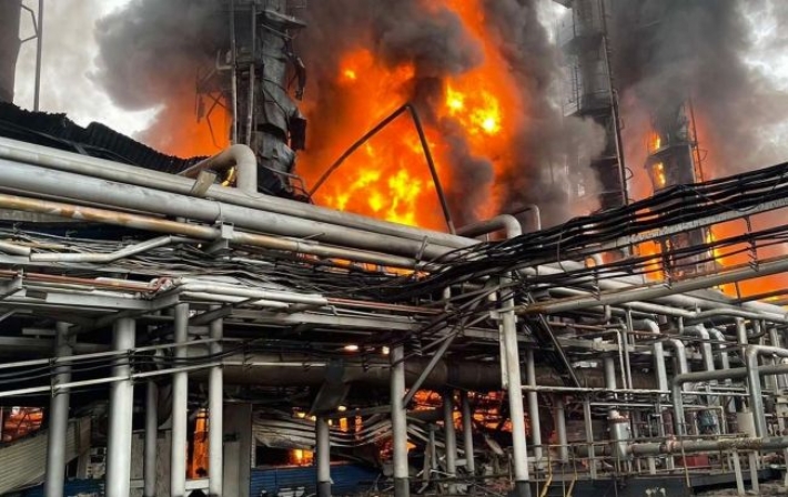Взрыв на заводе "Газпрома" остановил добычу газа в Сибири и снизил прокачку в Европу