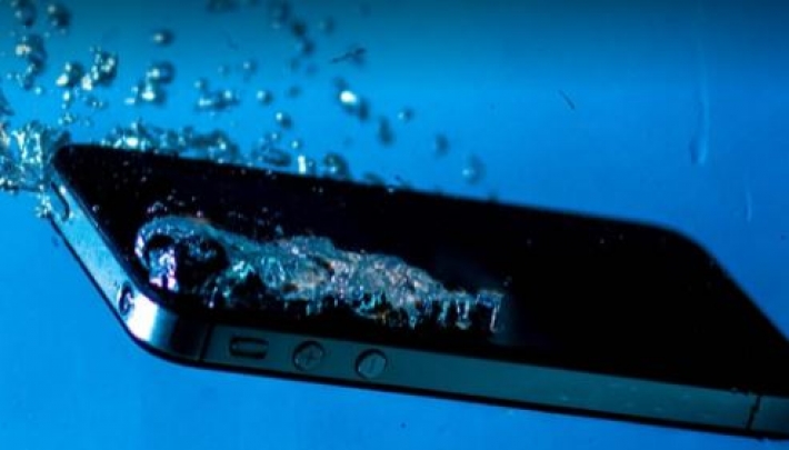 Как реанимировать смартфон после того, как он попал в воду