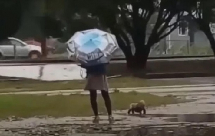 Мать выгуливала ребенка в дождь в одном подгузнике (видео)