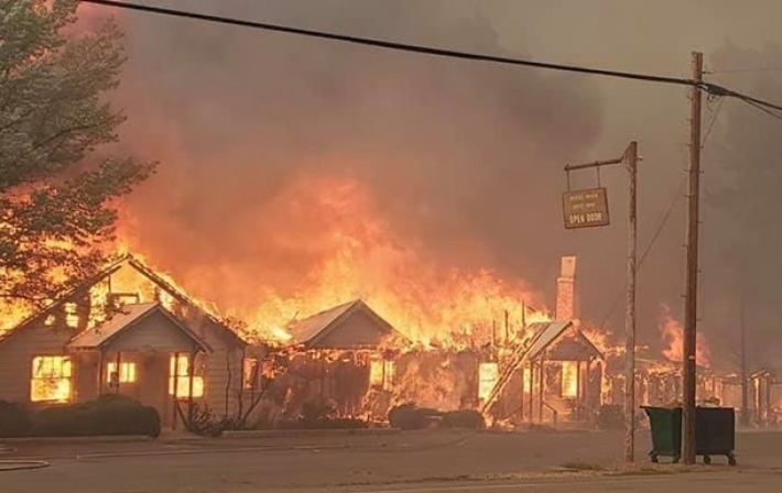 В США лесной пожар полностью уничтожил город (видео)