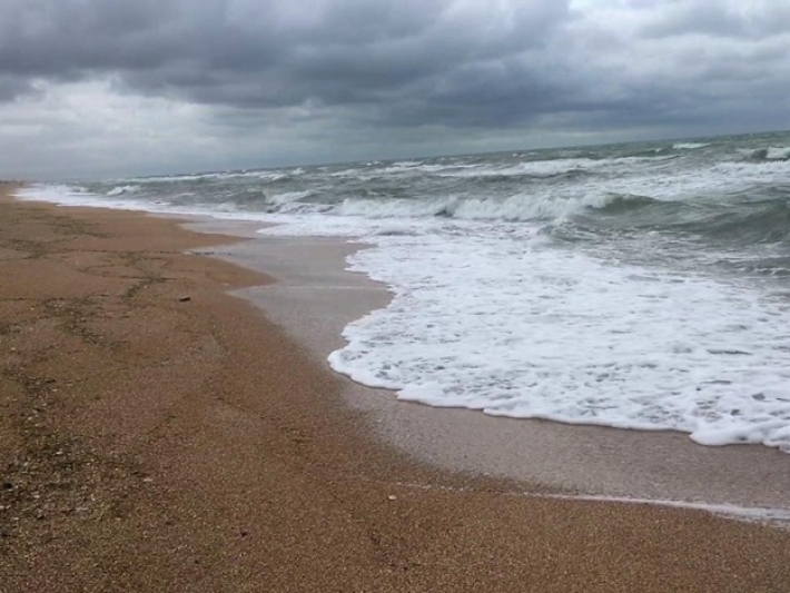На пляже в Кирилловке после шторма обнаружили гадкую находку (видео)