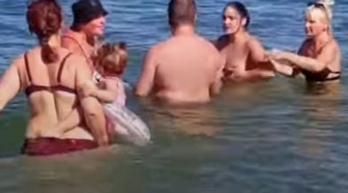 ​В Одессе туристы устроили жесткий "морской бой" на глазах у ребенка: видео