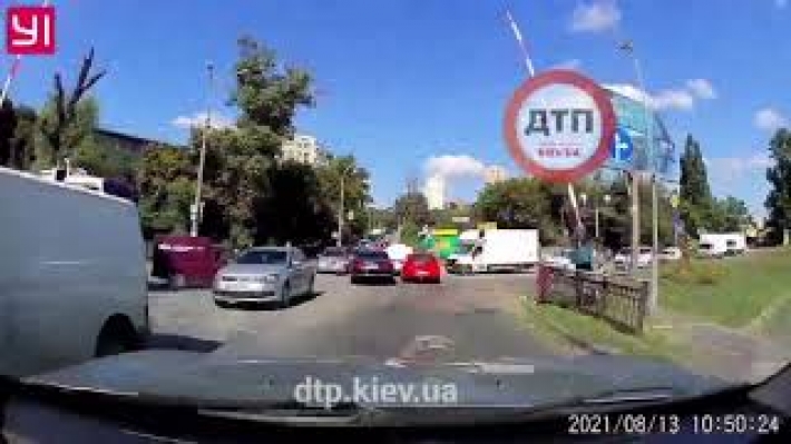 Бутылочный бой в Киеве: водители не поделили дорогу и устроили разборки, видео